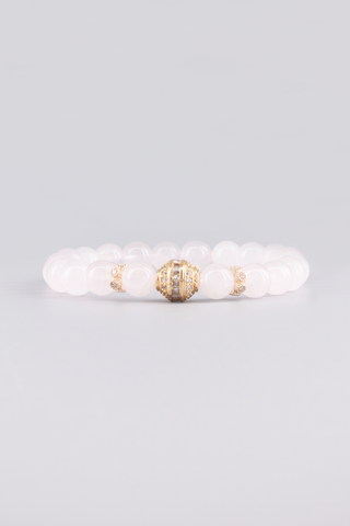 Rosenquarz Armband 8 mm – Seitenansicht des handgefertigten Schmuckstücks, Auspice Kollektion von Gembonbon