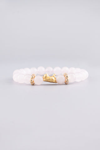 Rosenquarz Armband 8 mm – Seitenansicht des handgefertigten Schmuckstücks, Kitty Kollektion von Gembonbon