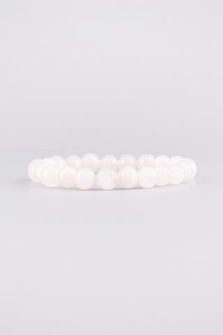 Rosenquarz Armband 8 mm – Seitenansicht des handgefertigten Schmuckstücks, Origin Kollektion von Gembonbon