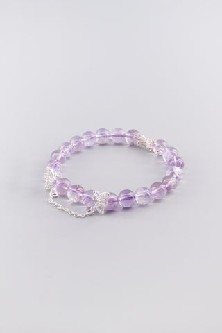 Handgefertigtes transparentes Amethyst Armband 8 mm – Geschenk für Ruhe & spirituelle Klarheit, Linkwing Kollektion von Gembonbon (Vorderansicht)