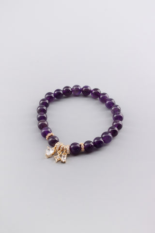Handgefertigtes Amethyst Armband 8 mm – Geschenk für Ruhe & spirituelle Klarheit, Starry Kollektion von Gembonbon (Vorderansicht)