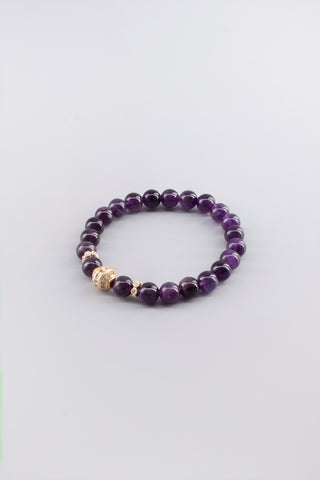 Handgefertigtes Amethyst Armband 8 mm – Geschenk für Ruhe & spirituelle Klarheit, Auspice Kollektion von Gembonbon (Vorderansicht)