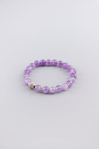 Handgefertigtes transparentes Amethyst Armband 8 mm – Geschenk für Ruhe & spirituelle Klarheit, Auspice Kollektion von Gembonbon (Vorderansicht)