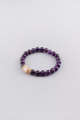 Handgefertigtes Amethyst Armband 8 mm – Geschenk für Ruhe & spirituelle Klarheit, Corolla Kollektion von Gembonbon (Vorderansicht)