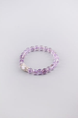 Handgefertigtes transparentes Amethyst Armband 8 mm – Geschenk für Ruhe & spirituelle Klarheit, Corolla Kollektion von Gembonbon (Vorderansicht)