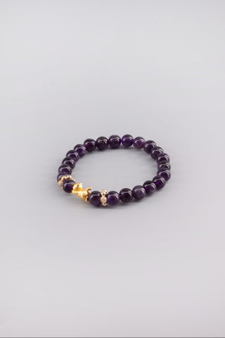 Handgefertigtes Amethyst Armband 8 mm – Geschenk für Ruhe & spirituelle Klarheit, Kitty Kollektion von Gembonbon (Vorderansicht)