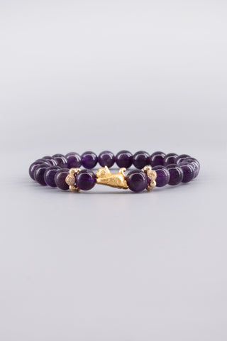 Amethyst Armband 8 mm – Seitenansicht des handgefertigten Schmuckstücks, Kitty Kollektion von Gembonbon