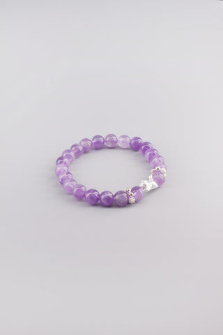Handgefertigtes transparentes Amethyst Armband 8 mm – Geschenk für Ruhe & spirituelle Klarheit, Kitty Kollektion von Gembonbon (Vorderansicht)