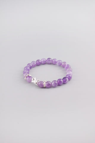 Handgefertigtes transparentes Amethyst Armband 8 mm – Geschenk für Ruhe & spirituelle Klarheit, Kitty Kollektion von Gembonbon (Vorderansicht)