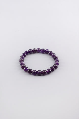 Handgefertigtes Amethyst Armband 8 mm – Geschenk für Ruhe & spirituelle Klarheit, Origin Kollektion von Gembonbon (Vorderansicht)