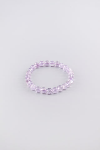 Handgefertigtes transparentes Amethyst Armband 8 mm – Geschenk für Ruhe & spirituelle Klarheit, Origin Kollektion von Gembonbon (Vorderansicht)
