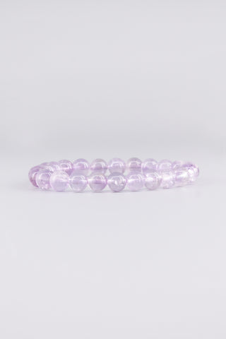 Transparentes Amethyst Armband 8 mm – Seitenansicht des handgefertigten Schmuckstücks, Origin Kollektion von Gembonbon
