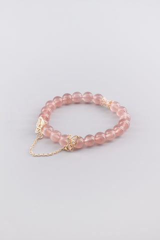 Handgefertigtes Erdbeerquarz Armband 8 mm – Geschenk für Zärtlichkeit & Selbstliebe, Linkwing Kollektion von Gembonbon (Vorderansicht)