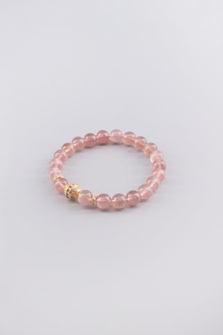 Handgefertigtes Erdbeerquarz Armband 8 mm – Geschenk für Zärtlichkeit & Selbstliebe, Auspice Kollektion von Gembonbon (Vorderansicht)