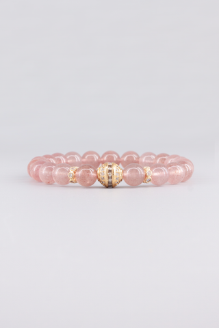 Erdbeerquarz Armband 8 mm handgefertigt – Seitenansicht, Auspice Kollektion von Gembonbon