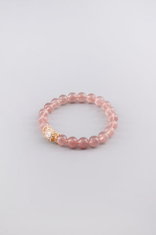Handgefertigtes Erdbeerquarz Armband 8 mm – Geschenk für Zärtlichkeit & Selbstliebe, Corolla Kollektion von Gembonbon (Vorderansicht)