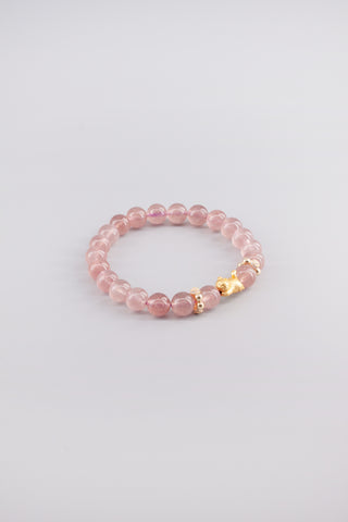 Handgefertigtes Erdbeerquarz Armband 8 mm – Geschenk für Zärtlichkeit & Selbstliebe, Kitty Kollektion von Gembonbon (Vorderansicht)
