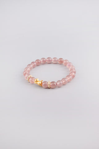 Erdbeerquarz Armband 8 mm handgefertigt – Seitenansicht, Kitty Kollektion von Gembonbon
