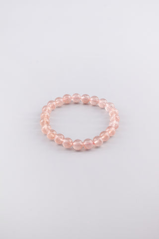 Handgefertigtes Erdbeerquarz Armband 8 mm – Geschenk für Zärtlichkeit & Selbstliebe, Origin Kollektion von Gembonbon (Vorderansicht)