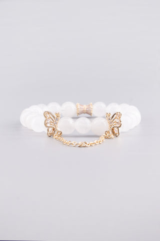 Weißquarz Armband 8 mm – Seitenansicht des handgefertigten Schmuckstücks, Linkwing Kollektion von Gembonbon