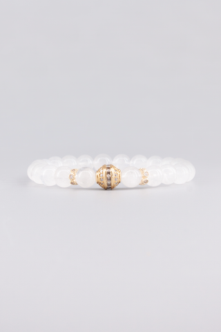 Weißquarz Armband 8 mm – Seitenansicht des handgefertigten Schmuckstücks, Auspice Kollektion von Gembonbon