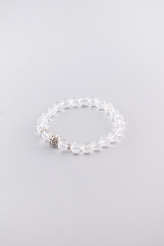 Handgefertigtes transparentes Bergkristall Armband 8 mm – Geschenk für Klarheit & Energie, Auspice Kollektion von Gembonbon (Vorderansicht)