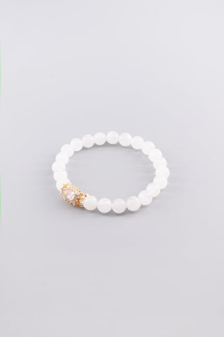 Handgefertigtes Weißquarz Armband 8 mm – Geschenk für Balance & Gelassenheit, Corolla Kollektion von Gembonbon (Vorderansicht)