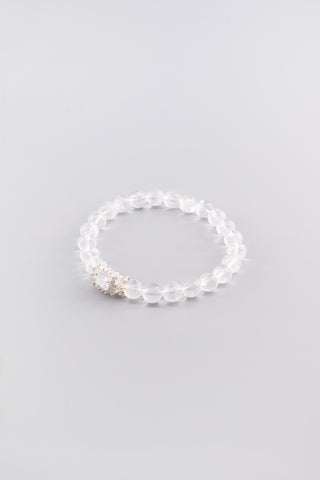 Handgefertigtes transparentes Bergkristall Armband 8 mm – Geschenk für Klarheit & Energie, Corolla Kollektion von Gembonbon (Vorderansicht)