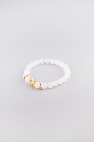 Handgefertigtes Weißquarz Armband 8 mm – Geschenk für Balance & Gelassenheit, Kitty Kollektion von Gembonbon (Vorderansicht)