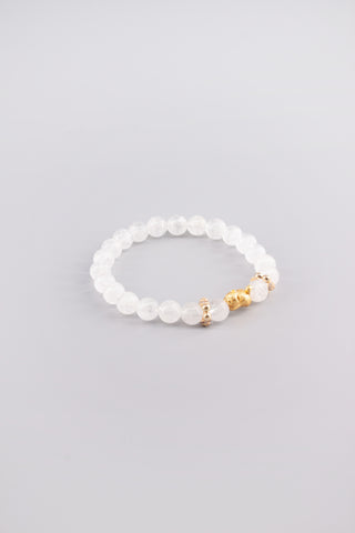 Handgefertigtes Weißquarz Armband 8 mm – Geschenk für Balance & Gelassenheit, Kitty Kollektion von Gembonbon (Vorderansicht)