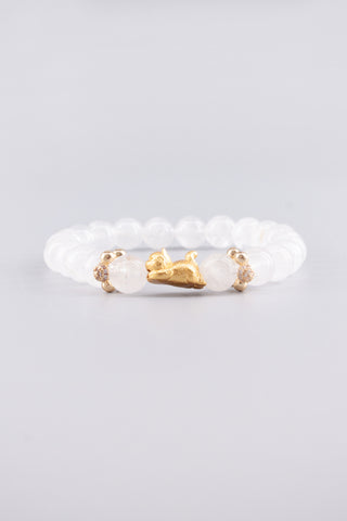 Weißquarz Armband 8 mm – Seitenansicht des handgefertigten Schmuckstücks, Kitty Kollektion von Gembonbon