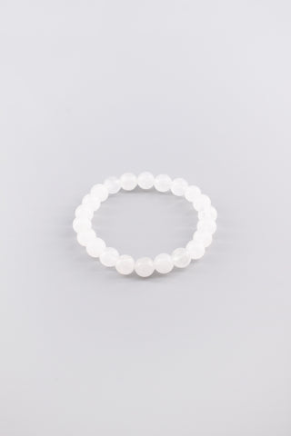 Handgefertigtes Weißquarz Armband 8 mm – Geschenk für Balance & Gelassenheit, Origin Kollektion von Gembonbon (Vorderansicht)