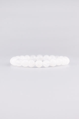 Weißquarz Armband 8 mm – Seitenansicht des handgefertigten Schmuckstücks, Origin Kollektion von Gembonbon