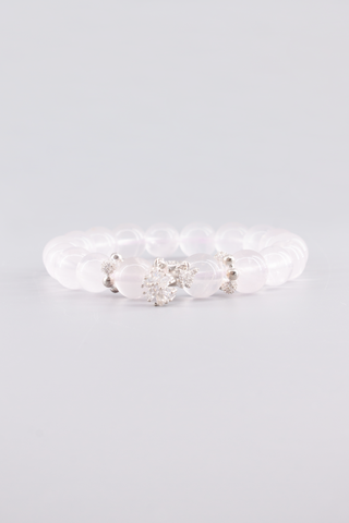 Transparentes Rosenquarz Armband 10 mm – Seitenansicht des handgefertigten Schmuckstücks, Starlight Kollektion von Gembonbon