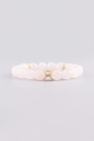 Rosenquarz Armband 10 mm – Seitenansicht des handgefertigten Schmuckstücks, Whirl Kollektion von Gembonbon