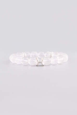 Transparentes Rosenquarz Armband 10 mm – Seitenansicht des handgefertigten Schmuckstücks, Whirl Kollektion von Gembonbon