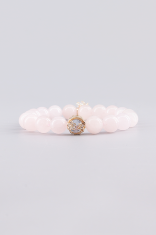 Rosenquarz Armband 10 mm – Seitenansicht des handgefertigten Schmuckstücks, Floret Kollektion von Gembonbon