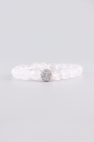 Transparentes Rosenquarz Armband 10 mm – Seitenansicht des handgefertigten Schmuckstücks, Garden Kollektion von Gembonbon