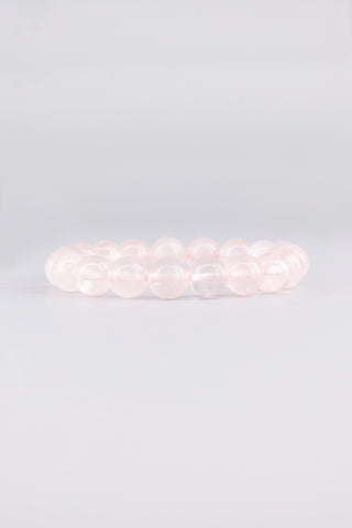 Transparentes Rosenquarz Armband 10 mm – Seitenansicht des handgefertigten Schmuckstücks, Origin Kollektion von Gembonbon