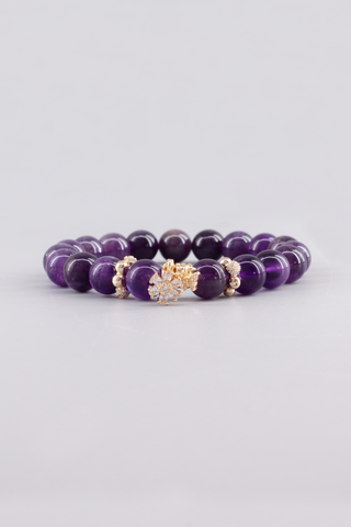 Amethyst Armband 10 mm – Seitenansicht des handgefertigten Schmuckstücks, Starlight Kollektion von Gembonbon