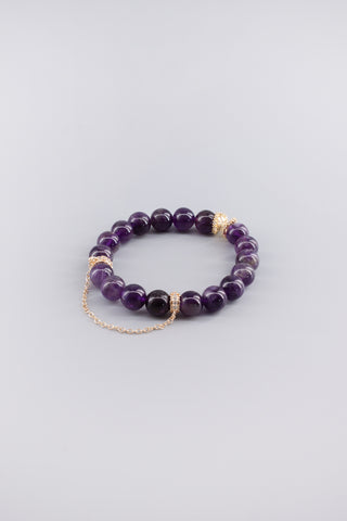 Handgefertigtes Amethyst Armband 10 mm – Geschenk für Ruhe & spirituelle Klarheit, Whirl Kollektion von Gembonbon (Vorderansicht)