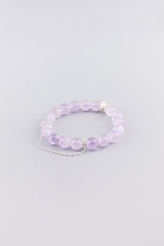 Handgefertigtes transparentes Amethyst Armband 10 mm – Geschenk für Ruhe & spirituelle Klarheit, Whirl Kollektion von Gembonbon (Vorderansicht)