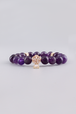 Amethyst Armband 10 mm – Seitenansicht des handgefertigten Schmuckstücks, Floret Kollektion von Gembonbon