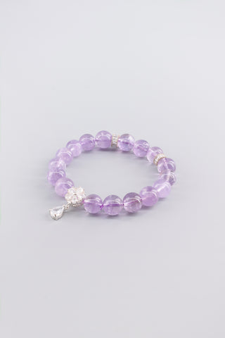 Handgefertigtes transparentes Amethyst Armband 10 mm – Geschenk für Ruhe & spirituelle Klarheit, Floret Kollektion von Gembonbon (Vorderansicht)