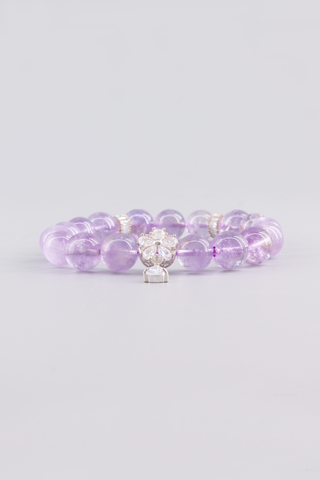 Transparentes Amethyst Armband 10 mm – Seitenansicht des handgefertigten Schmuckstücks, Floret Kollektion von Gembonbon