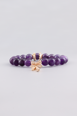 Amethyst Armband 10 mm – Seitenansicht des handgefertigten Schmuckstücks, Crownette Kollektion von Gembonbon