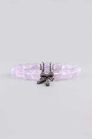 Transparentes Amethyst Armband 10 mm – Seitenansicht des handgefertigten Schmuckstücks, Crownette Kollektion von Gembonbon