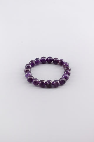 Handgefertigtes Amethyst Armband 10 mm – Geschenk für Ruhe & spirituelle Klarheit, Origin Kollektion von Gembonbon (Vorderansicht)