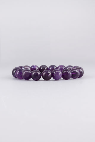 Amethyst Armband 10 mm – Seitenansicht des handgefertigten Schmuckstücks, Origin Kollektion von Gembonbon