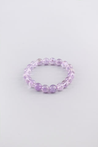 Handgefertigtes transparentes Amethyst Armband 10 mm – Geschenk für Ruhe & spirituelle Klarheit, Origin Kollektion von Gembonbon (Vorderansicht)